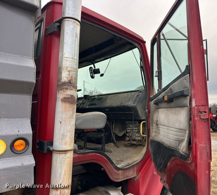 image for item EJ5266 1999 Freightliner FL112 dump truck