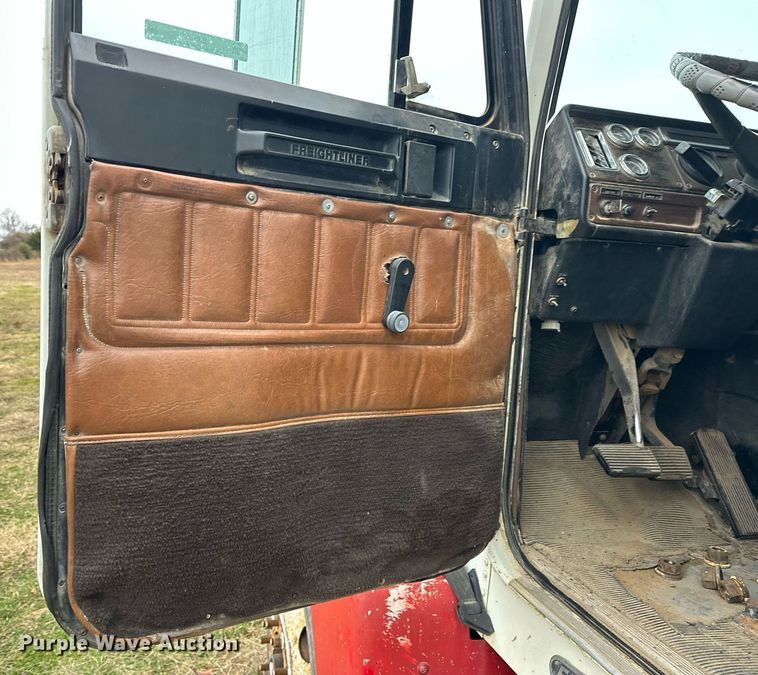 image for item EJ5267 1995 Freightliner FLD dump truck