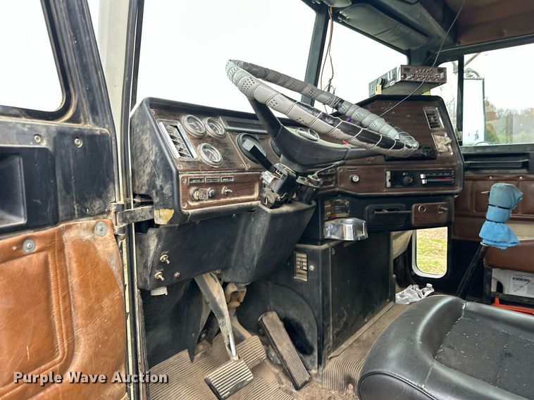 image for item EJ5267 1995 Freightliner FLD dump truck