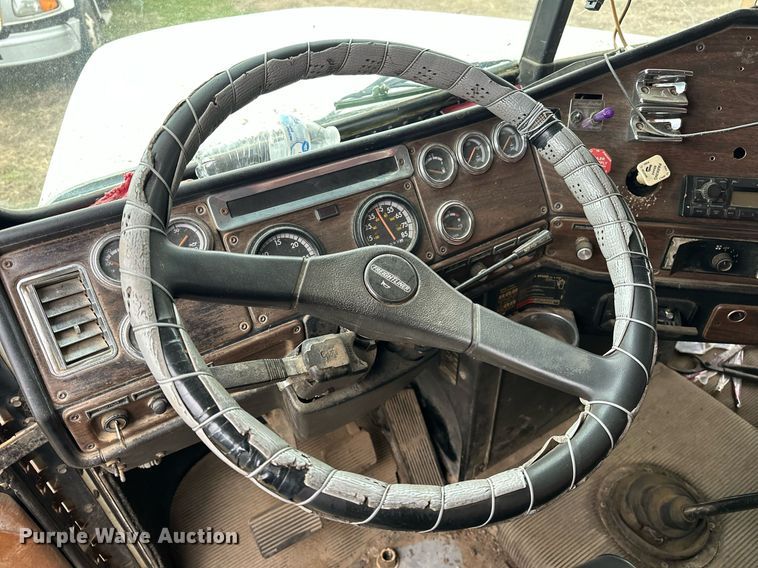 image for item EJ5267 1995 Freightliner FLD dump truck