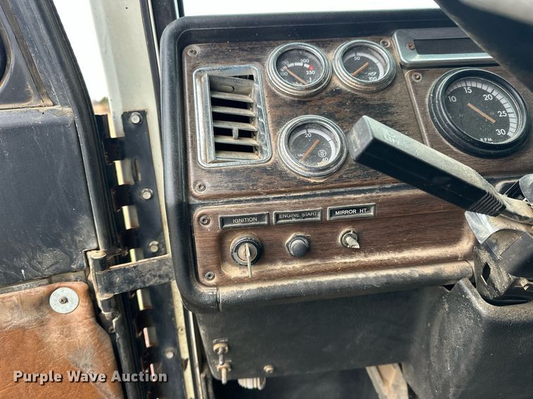 image for item EJ5267 1995 Freightliner FLD dump truck