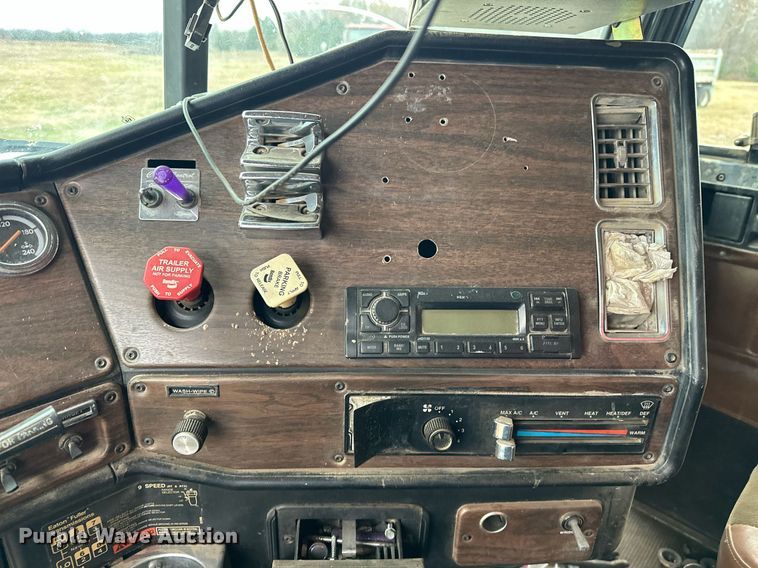 image for item EJ5267 1995 Freightliner FLD dump truck