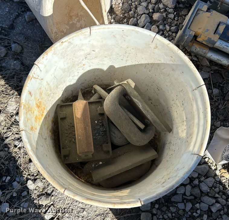 image for item EK2577 Shipping container with concrete tools