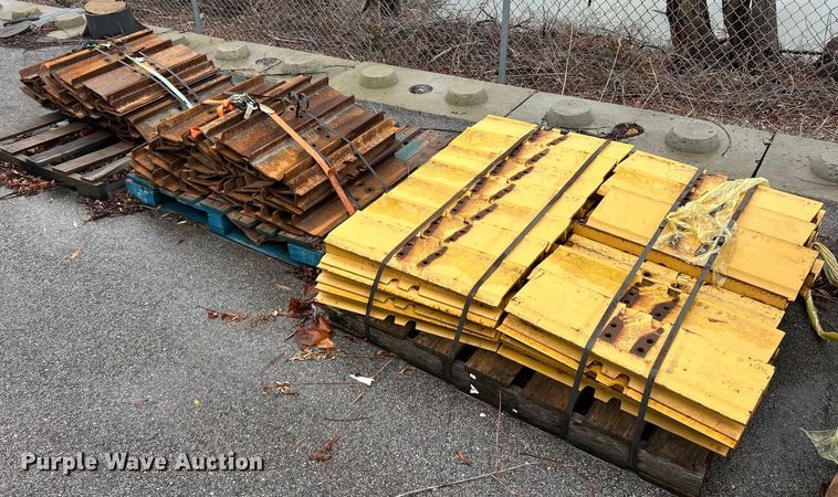 image for item EK2591 Caterpillar grouser pads