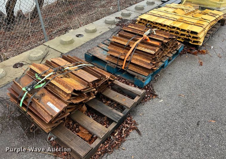 image for item EK2591 Caterpillar grouser pads