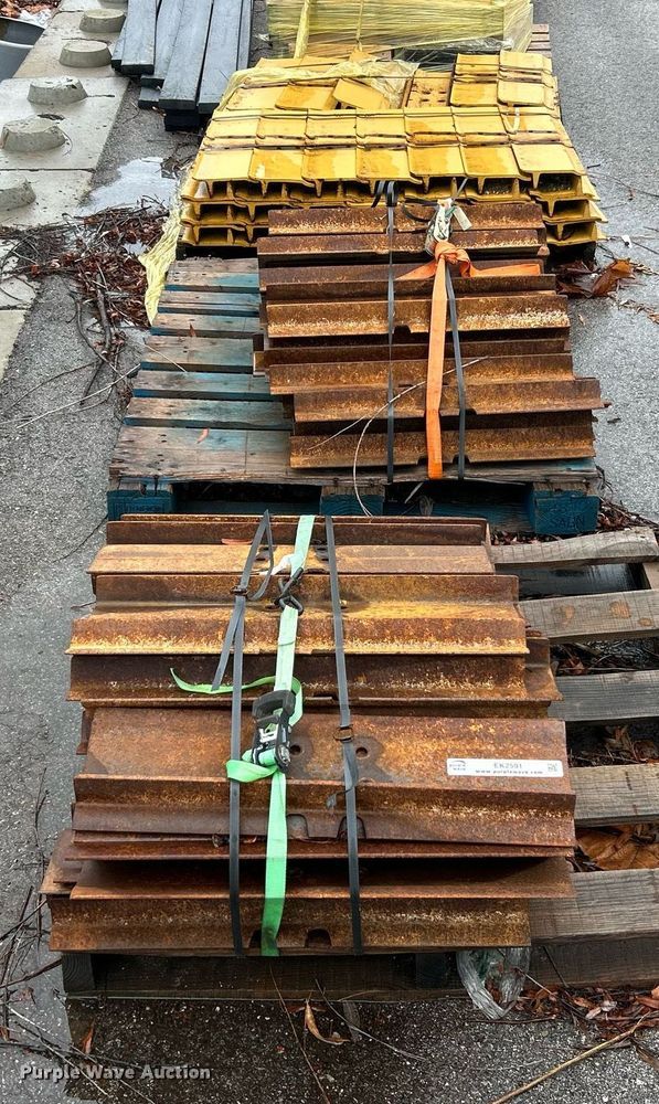 image for item EK2591 Caterpillar grouser pads