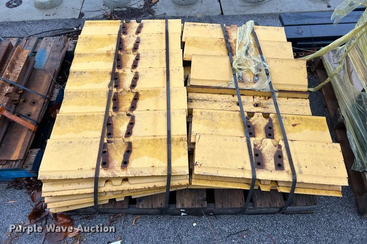 image for item EK2591 Caterpillar grouser pads