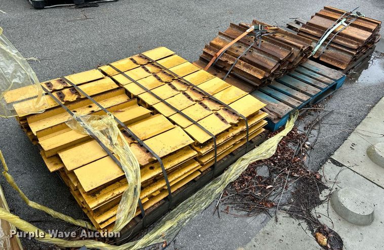 image for item EK2591 Caterpillar grouser pads