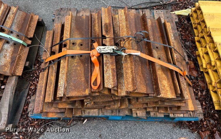 image for item EK2591 Caterpillar grouser pads