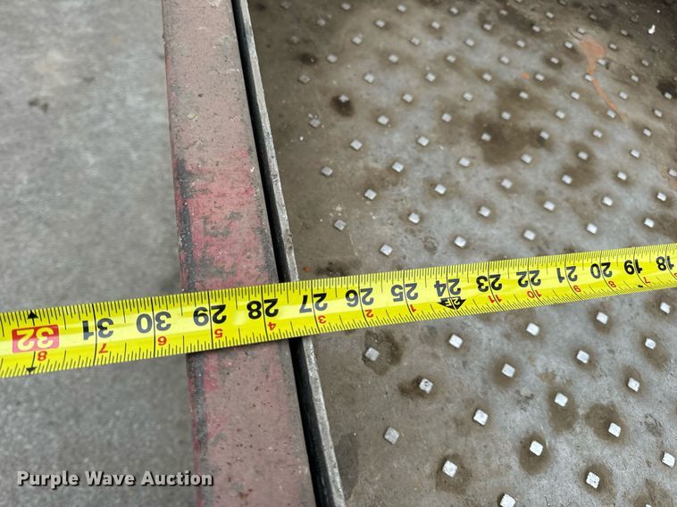 image for item EN5090 1997 Mayville 2033 scissor lift