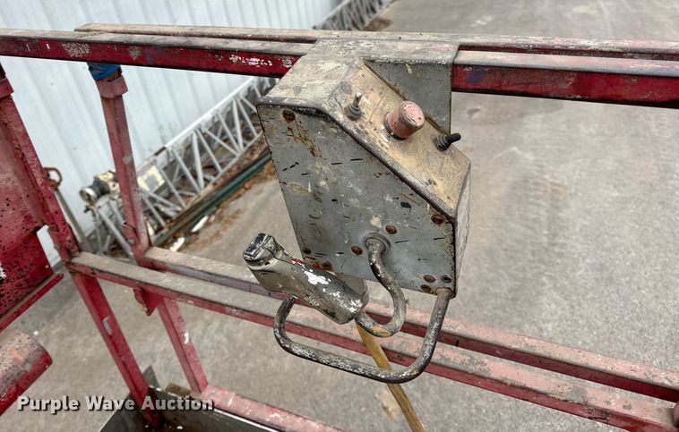 image for item EN5090 1997 Mayville 2033 scissor lift