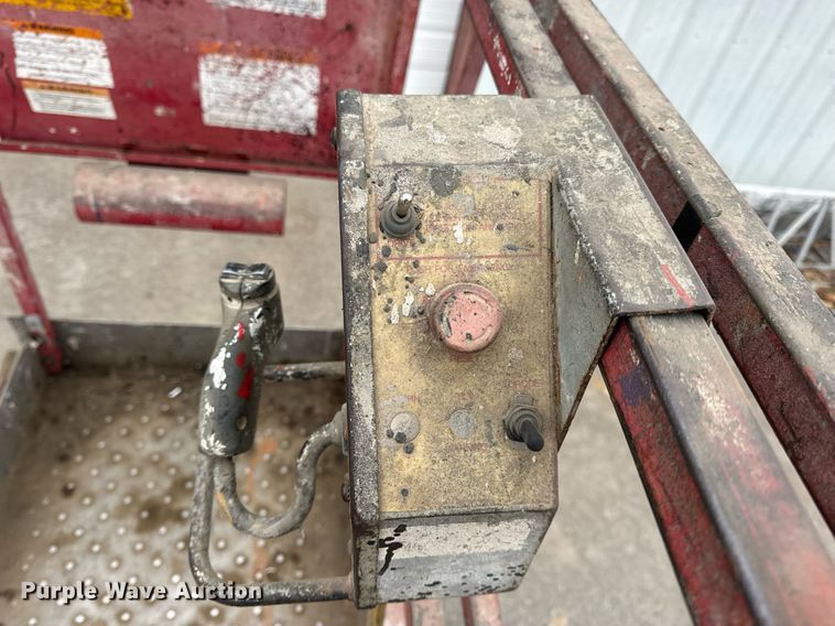 image for item EN5090 1997 Mayville 2033 scissor lift
