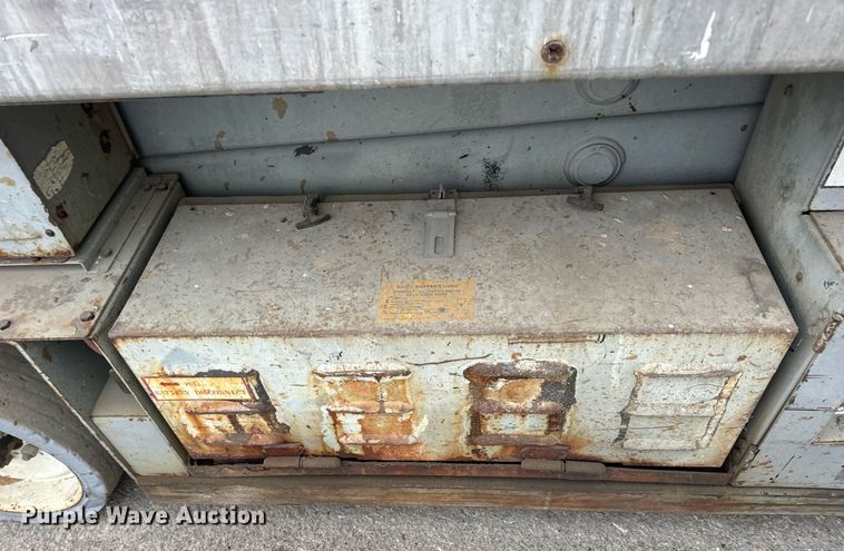 image for item EN5090 1997 Mayville 2033 scissor lift