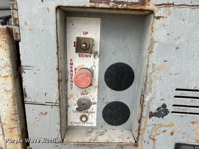 image for item EN5090 1997 Mayville 2033 scissor lift