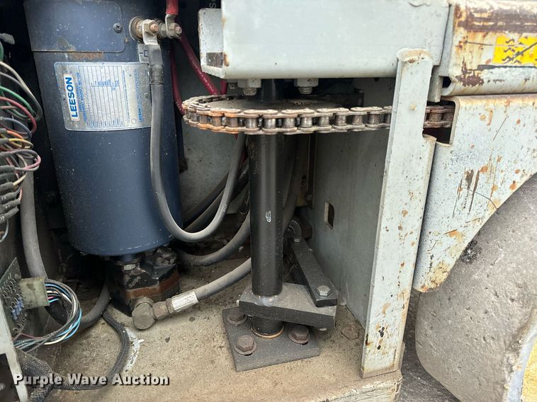 image for item EN5090 1997 Mayville 2033 scissor lift