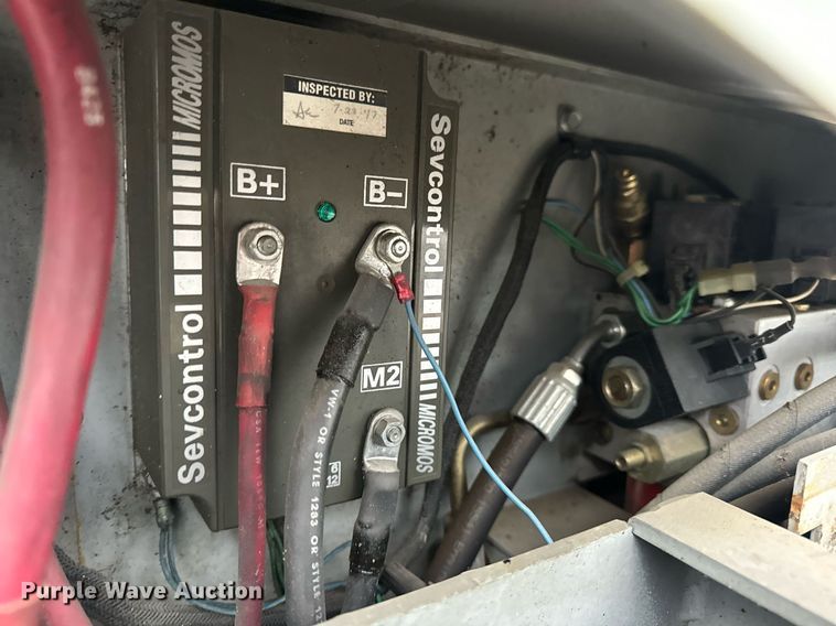 image for item EN5090 1997 Mayville 2033 scissor lift