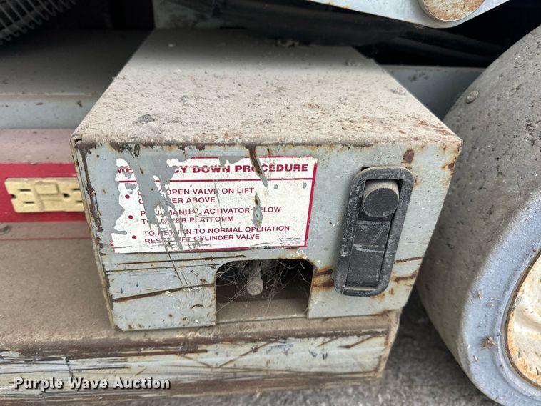 image for item EN5090 1997 Mayville 2033 scissor lift