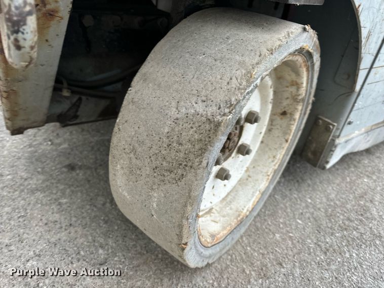 image for item EN5090 1997 Mayville 2033 scissor lift