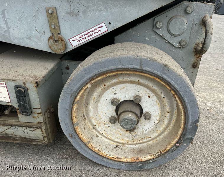 image for item EN5090 1997 Mayville 2033 scissor lift