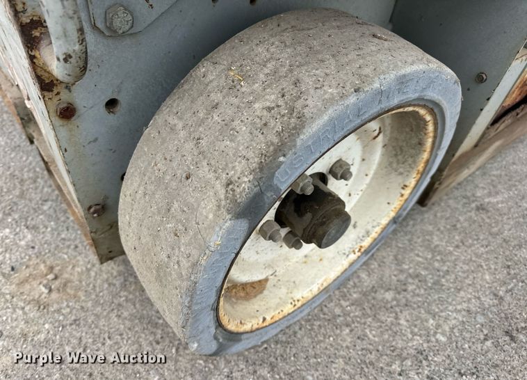 image for item EN5090 1997 Mayville 2033 scissor lift