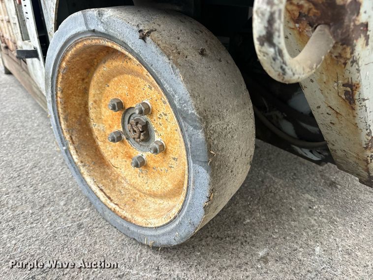 image for item EN5090 1997 Mayville 2033 scissor lift