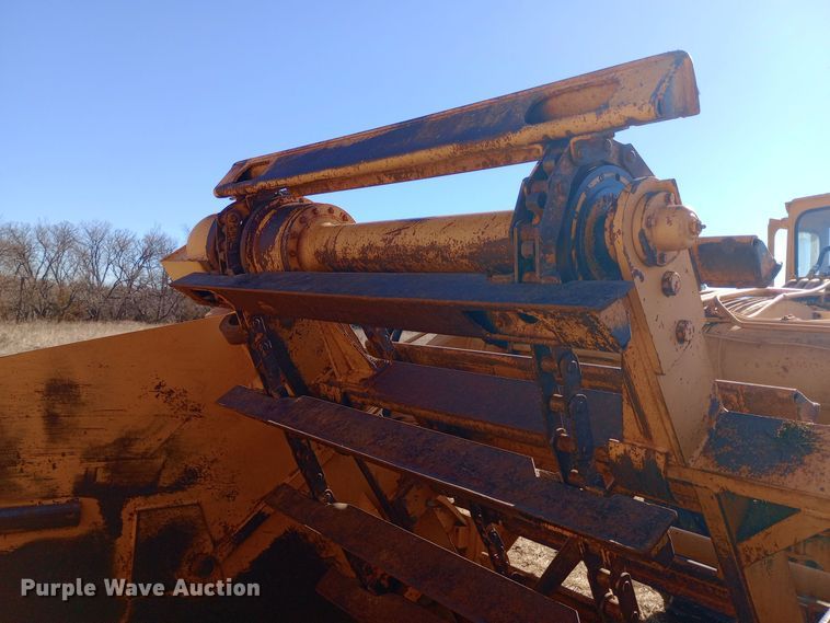 image for item EO0547 1967 International E200 elevating scraper