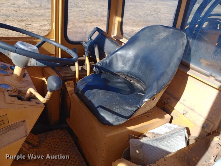 image for item EO0547 1967 International E200 elevating scraper