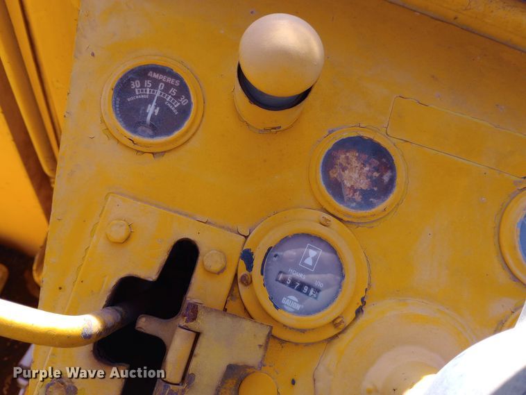 image for item EO0547 1967 International E200 elevating scraper