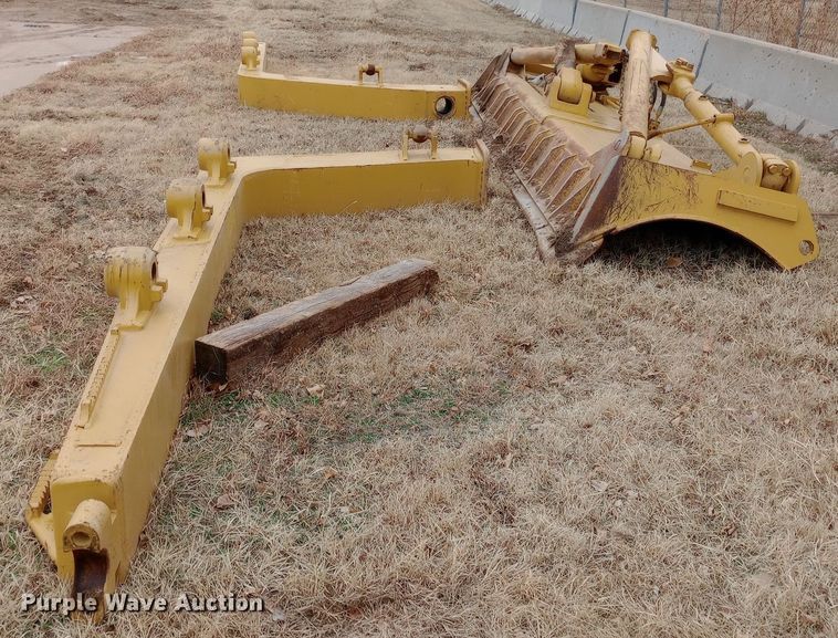image for item EO0561 Caterpillar D8 A dozer blade