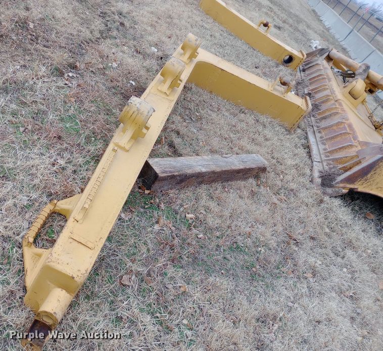 image for item EO0561 Caterpillar D8 A dozer blade