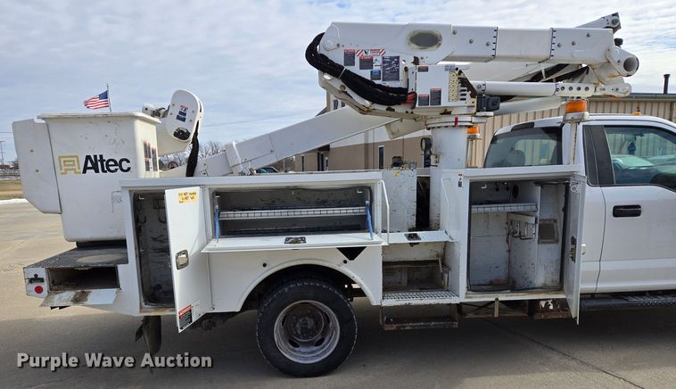 image for item EQ3932 2017 Ford F550 Super Duty XL bucket truck