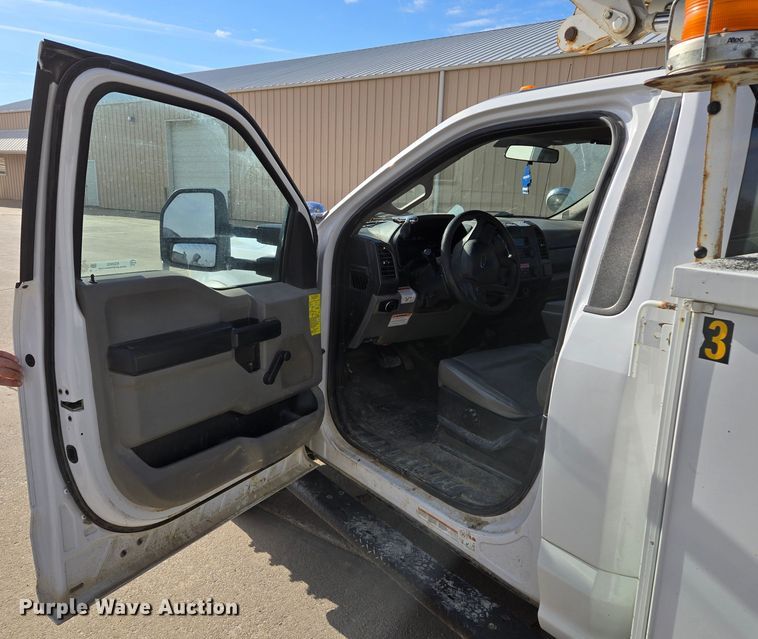 image for item EQ3932 2017 Ford F550 Super Duty XL bucket truck