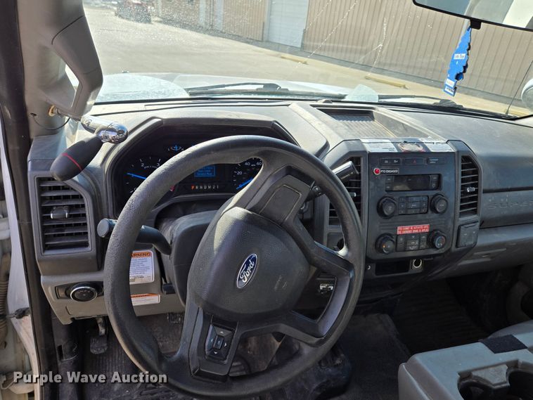 image for item EQ3932 2017 Ford F550 Super Duty XL bucket truck