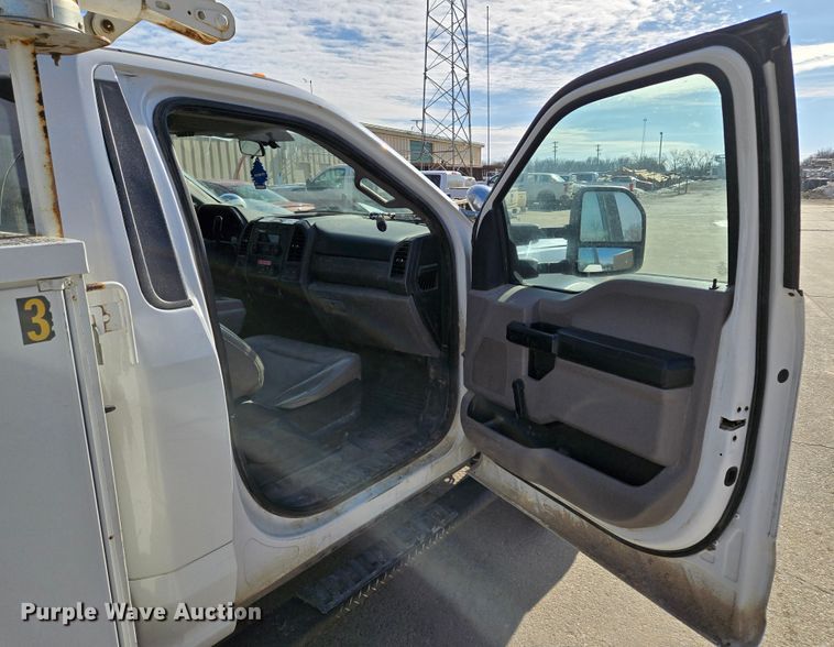 image for item EQ3932 2017 Ford F550 Super Duty XL bucket truck