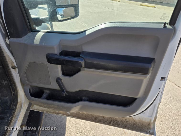image for item EQ3932 2017 Ford F550 Super Duty XL bucket truck