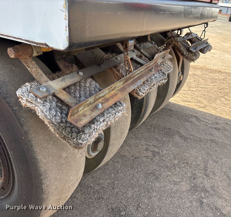 image for item EY9891 2002 Ingersoll Rand PT-125R pneumatic roller