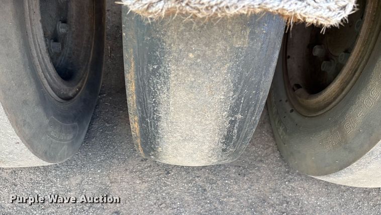 image for item EY9891 2002 Ingersoll Rand PT-125R pneumatic roller