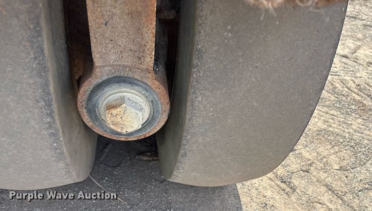 image for item EY9891 2002 Ingersoll Rand PT-125R pneumatic roller