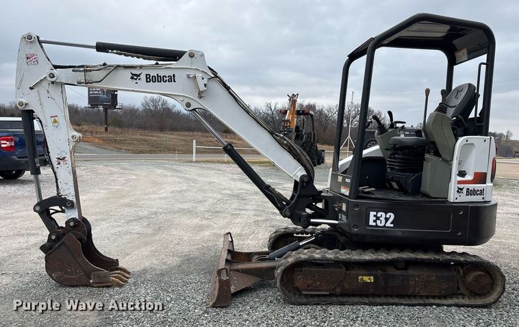 image for item EY9897 2012 Bobcat E32 mini excavator