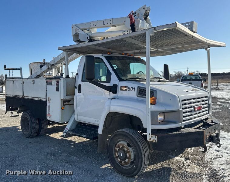 image for item LH9448 2007 GMC C5500 bucket truck