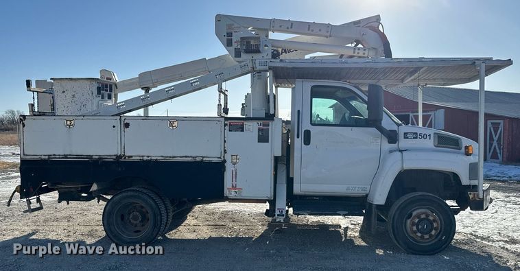 image for item LH9448 2007 GMC C5500 bucket truck
