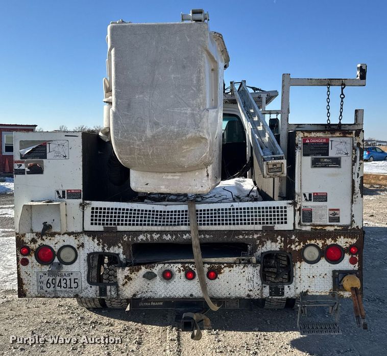 image for item LH9448 2007 GMC C5500 bucket truck