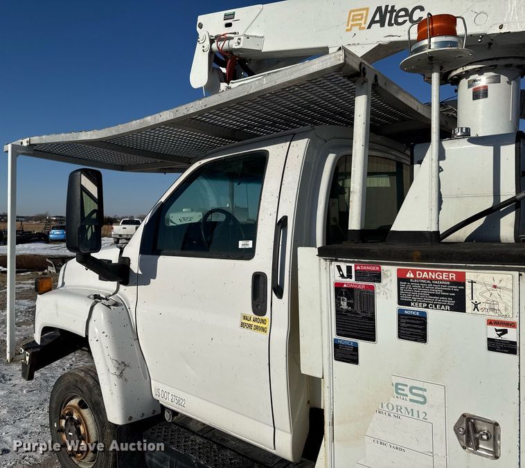 image for item LH9448 2007 GMC C5500 bucket truck