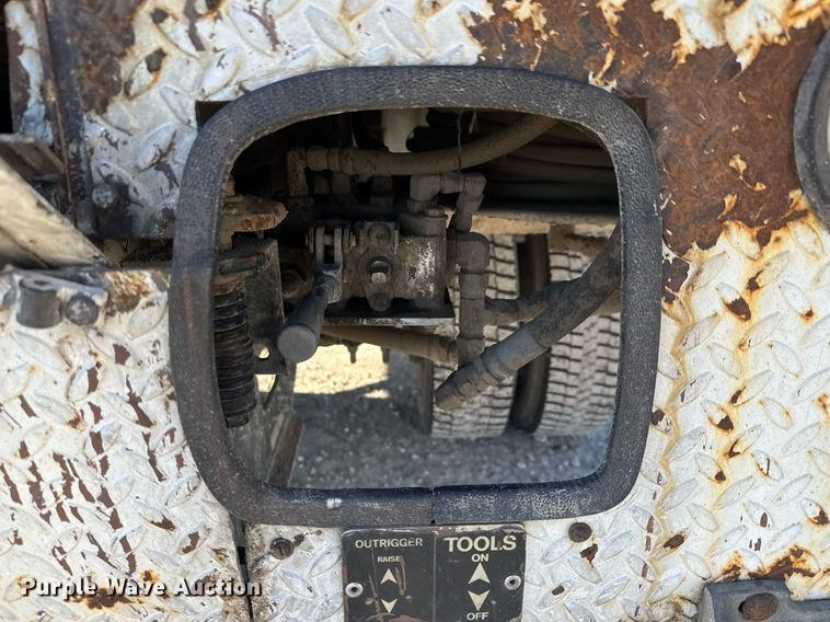 image for item LH9448 2007 GMC C5500 bucket truck