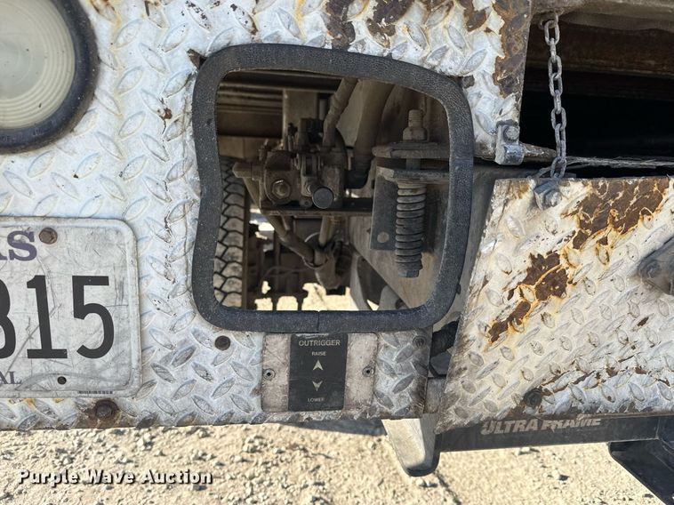 image for item LH9448 2007 GMC C5500 bucket truck