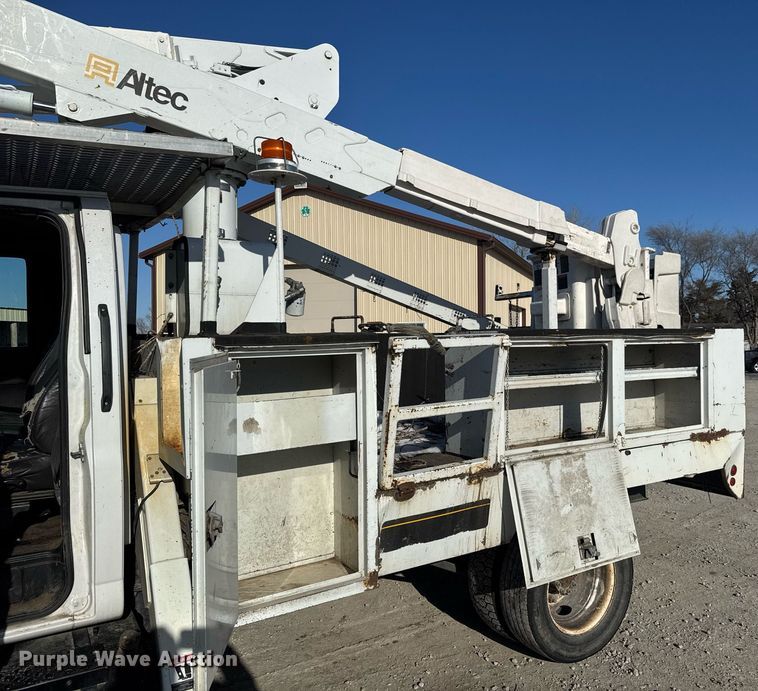 image for item LH9448 2007 GMC C5500 bucket truck