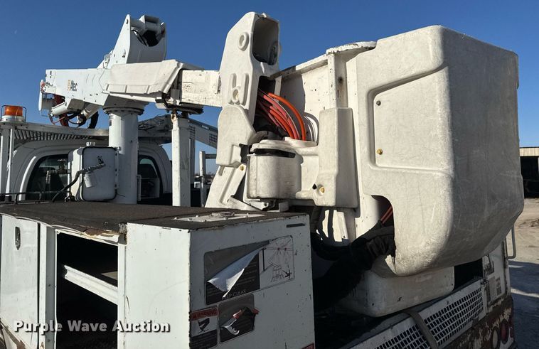 image for item LH9448 2007 GMC C5500 bucket truck