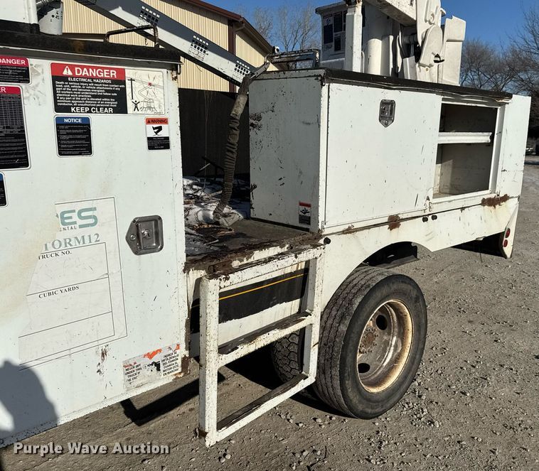 image for item LH9448 2007 GMC C5500 bucket truck