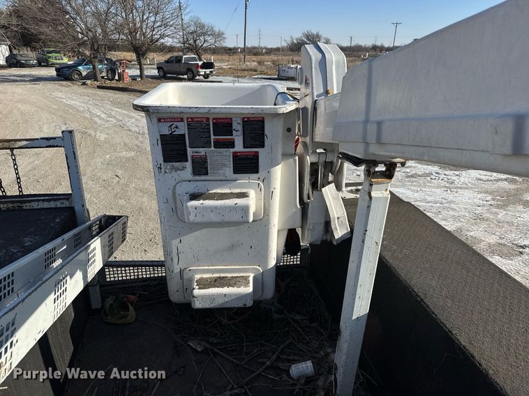 image for item LH9448 2007 GMC C5500 bucket truck