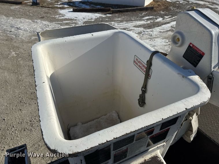 image for item LH9448 2007 GMC C5500 bucket truck